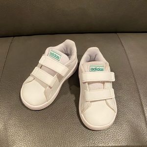 Adidas Toddler Size 5 Velcro sneakers